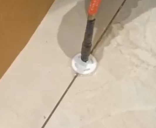 嵩明瓷砖空鼓维修公司专业解答瓷砖在铺贴过程中，如果没有涂抹均匀到位的粘结材料（如水泥砂浆或瓷砖胶），可能会导致以下问题