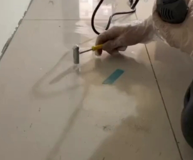 嵩明瓷砖开裂维修公司专业分享瓷砖在铺贴前如果没有沥干水分，将会导致以下问题
